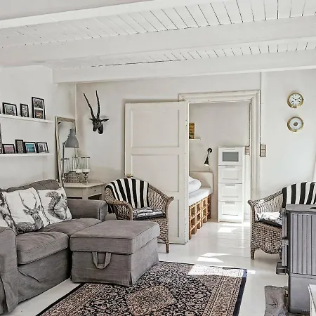 Three-bedroom Holiday In 5 Hébergement de vacances Rønne