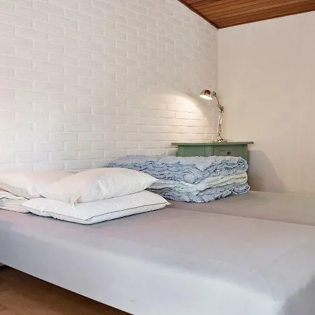 Three-bedroom Holiday In 5 Hébergement de vacances Rønne