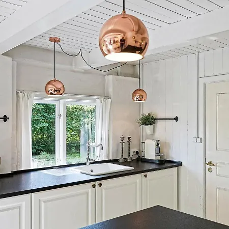 Three-bedroom Holiday In 5 Hébergement de vacances Rønne