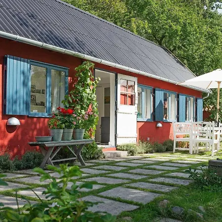 Three-bedroom Holiday In 5 * Rønne